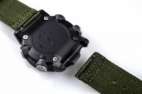 Тканевый ремешок часов G-SHOCK GA-2000E-4ER легко устанавливается благодаря встроенному ползунковому рычагу.