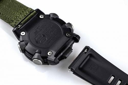 Полимерный ремешок часов G-SHOCK GA-2000E-4ER легко устанавливается с помощью встроенного ползункового рычага.