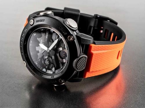 Черные карбоновые часы CASIO G-SHOCK GA-2000E-4ER на красном полимерном ремешке, студийное фото.