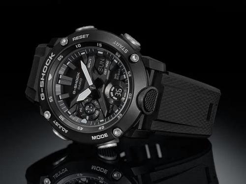 Рифленая кнопка LED-подсветки вынесена на переднюю панель корпуса часов CASIO G-SHOCK GA-2000S-1AER.