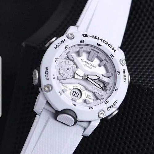 Carbon Core Guard защищает элементы часов GA-2000S-7AER Monotone благодаря корпусу из каучука, укрепленного углеволокном.