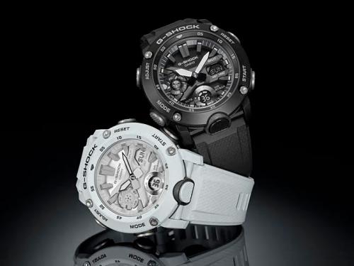 Студийное фото двух монотонных вариантов CASIO G-SHOCK GA-2000: белый GA-2000S-7AER и черный GA-2000S-1AER.