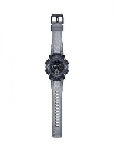 Корпус и ремешок часов CASIO G-SHOCK GA-2000SKE-8AER выполнены из дымчато-серого полупрозрачного полимерного материала.