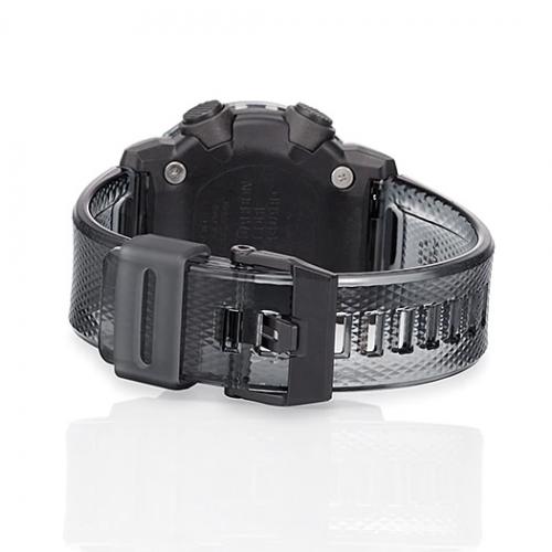Черная пластиковая застежка надежно удерживает карбоновые часы G-SHOCK GA-2000SKE-8AER Skeleton на запястье.