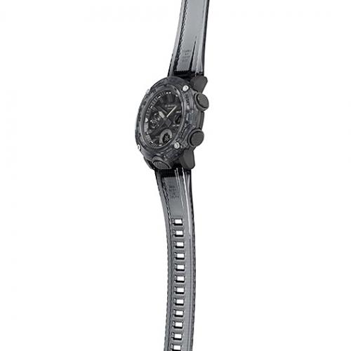 Полупрозрачный ремешок часов G-SHOCK GA-2000SKE-8AER легко заменяется благодаря встроенному ползунковому рычагу.