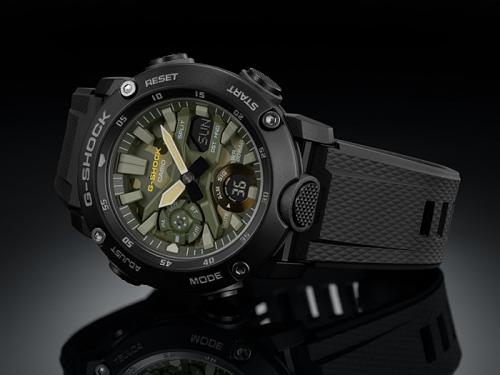 Рифленая кнопка LED-подсветки вынесена на переднюю панель корпуса часов CASIO G-SHOCK GA-2000SU-1AER.