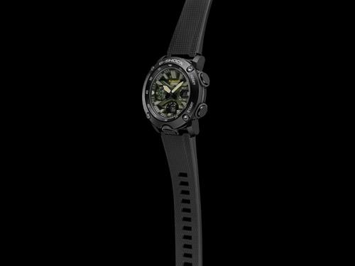 Черный полимерный ремешок часов G-SHOCK GA-2000SU-1AER легко заменяется благодаря встроенному ползунковому рычагу.