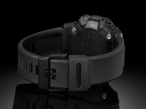 Черная застежка ремешка карбоновых часов CASIO G-SHOCK GA-2000SU-1AER Camo Dial выполнена из полимерного материала.