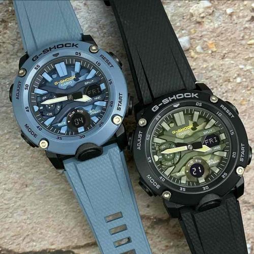 Циферблат часов G-SHOCK GA-2000SU-2AER и GA-2000SU-1AER выполнен в стиле камуфляж, вдохновленный морем и сушей.