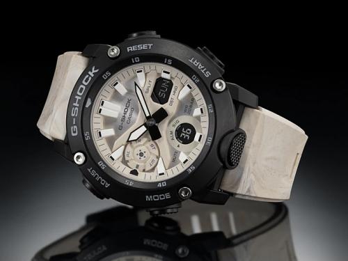 Рифленая кнопка LED-подсветки вынесена на переднюю панель корпуса часов CASIO G-SHOCK GA-2000WM-1AER.
