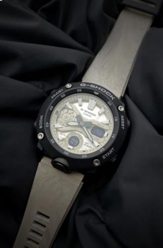 Подсветка циферблата часов CASIO G-SHOCK GA-2000WM-1AER «Earth Color Tone» осуществляется с помощью светодиода.