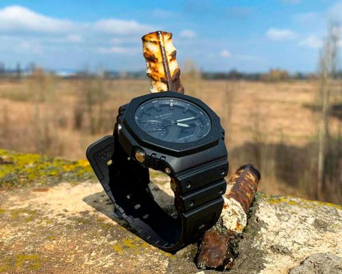 Полимерный ремешок часов CASIO G-SHOCK GA-2100-1A1ER легко заменяется благодаря встроенному ползунковому рычагу.
