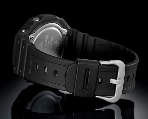Застежка из нержавеющей стали надежно фиксирует карбоновые часы CASIO G-SHOCK GA-2100-1A1ER CasiOak на запястье.