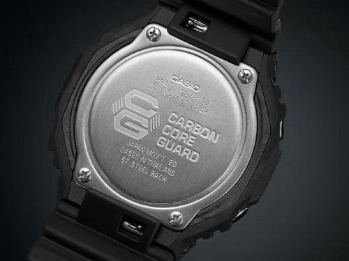 Для обеспечения герметичности 20 Bar стальная крышка часов G-SHOCK GA-2100-1A1ER крепится к корпусу с помощью винтов.