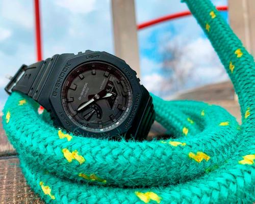 Корпус тонких часов GA-2100-1A1ER Octagon из каучука, усиленного углеволокном, обеспечивает прочность и легкий вес.