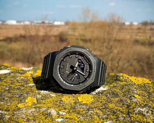 Внешняя накладка на корпус часов G-SHOCK GA-2100-1A1ER обеспечивает защиту минерального стекла и кнопок от ударов.