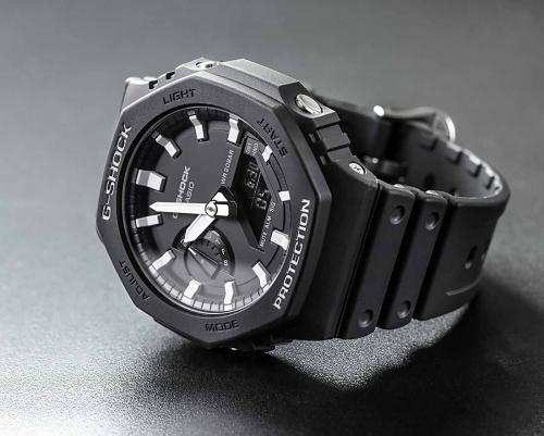 Карбоновый корпус часов G-SHOCK GA-2100-1AER Octagon изготовлен по технологии Carbon Core Guard из углеродного волокна.