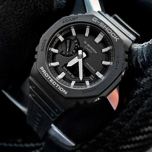 Корпус тонких часов GA-2100-1AER Octagon из каучука, усиленного углеволокном, обеспечивает прочность и легкий вес.