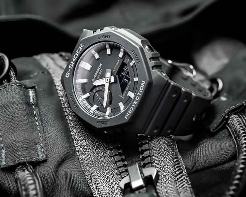 Внешняя накладка на корпус часов G-SHOCK GA-2100-1AER обеспечивает защиту минерального стекла и кнопок от ударов.