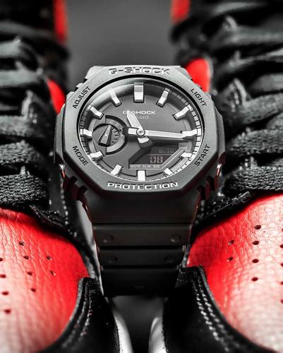 При толщине 11,8 миллиметра карбоновые часы CASIO GA-2100-1AER CasiOak являются самыми тонкими часами G-Shock (2019 г).