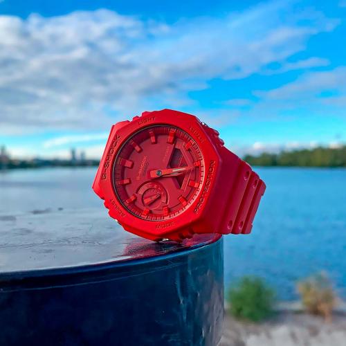 Внешняя накладка на корпус часов G-SHOCK GA-2100-4AER обеспечивает защиту минерального стекла и кнопок от ударов.