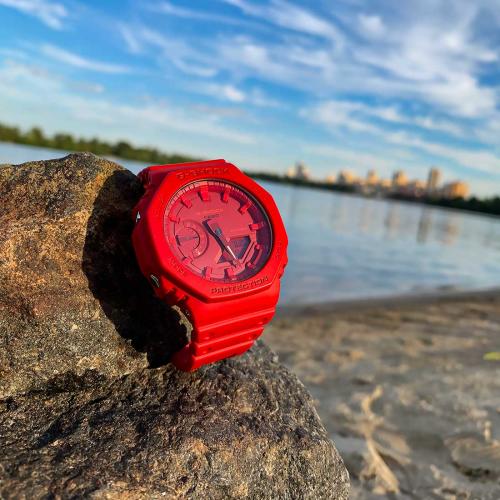 Водозащита 20 BAR позволяет использовать тонкие красные часы CASIO G-SHOCK GA-2100-4AER CasiOak при занятиях free-дайвингом.