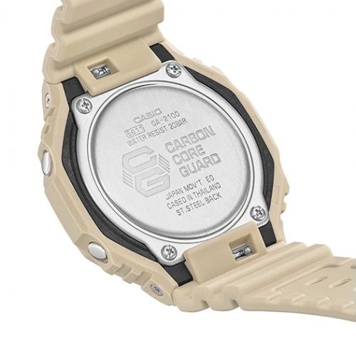 Съемный полимерный ремешок часов G-SHOCK GA-2100-5AER бежевого цвета легко заменяется с помощью рычагов на штифтах.