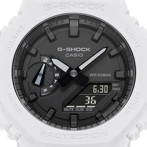 Окошко LCD дисплея восьмиугольных часов G-SHOCK GA-2100-7AER CasiOak выполнено в необычной форме параллелограмма.