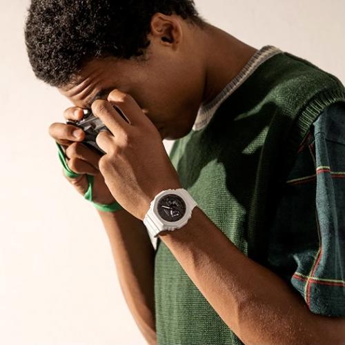 Он выхватил из жизни октагоновый G-SHOCK GA-2100-7AER из карбона, отснятый кадр - словно пропуск в легендарную Вечность.
