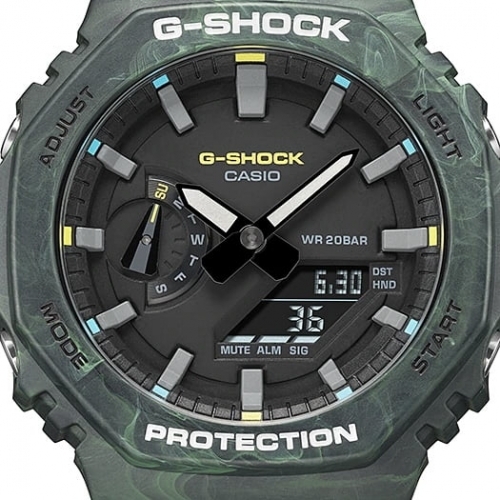 Черный циферблат часов GA-2100FR-3AER с инверсным дисплеем украшен сине-желтыми метками возле часовых маркеров.