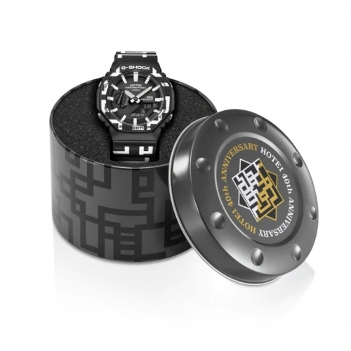 Логотипы сотрудничества «G-SHOCK × Hotei 40th Anniversary» украшают эксклюзивную черную коробку часов CASIO GA-2100HT-1ADR.