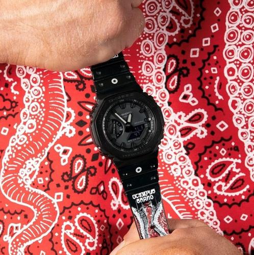 Принт ремешка часов G-SHOCK GA-2100OCT-1A1ER в стиле Octopus «bandana» основан на графике дизайнера Giorgio Di Salvo.