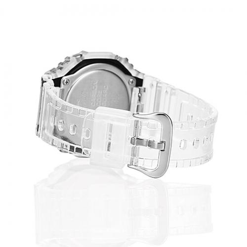 Серебристая застежка из нержавеющей стали надежно фиксирует часы CASIO G-SHOCK GA-2100SKE-7AER CasiOak на запястье.