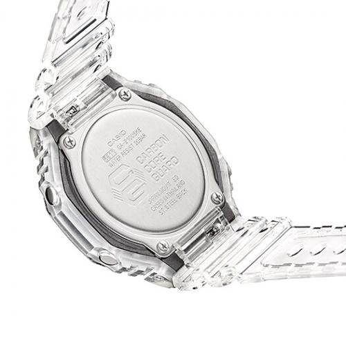 Полупрозрачный ремешок часов G-SHOCK GA-2100SKE-7AER легко заменяется благодаря встроенному ползунковому рычагу.