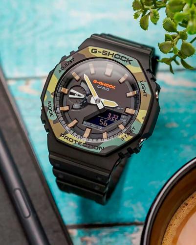 Корпус тонких часов GA-2100SU-1AER Octagon из каучука, усиленного углеволокном, обеспечивает прочность и легкий вес.