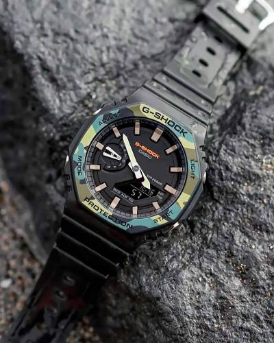 Для обеспечения герметичности 20 Bar стальная крышка часов G-SHOCK GA-2100SU-1AER крепится к корпусу с помощью винтов.