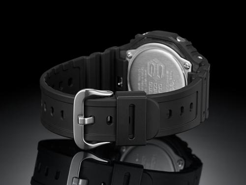 Застежка из нержавеющей стали надежно фиксирует карбоновые часы CASIO G-SHOCK GA-2100SU-1AER CasiOak на запястье.