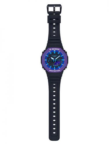 Черно-фиолетовая цветовая гамма часов CASIO G-SHOCK GA-2100THS-1AER Throwback вдохновлена спортивной модой 1990-х годов.