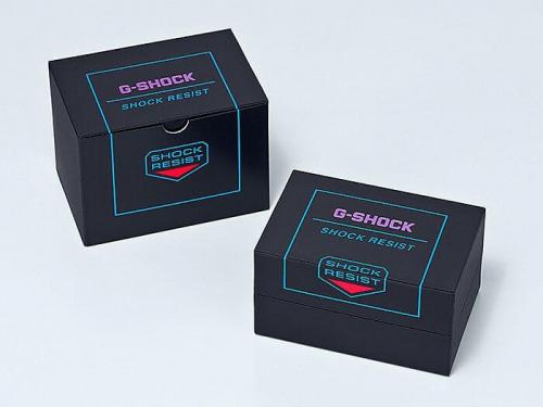 Часы CASIO G-SHOCK GA-2100THS-1AER поставляются в эксклюзивной упаковке черного цвета с разноцветными акцентами.