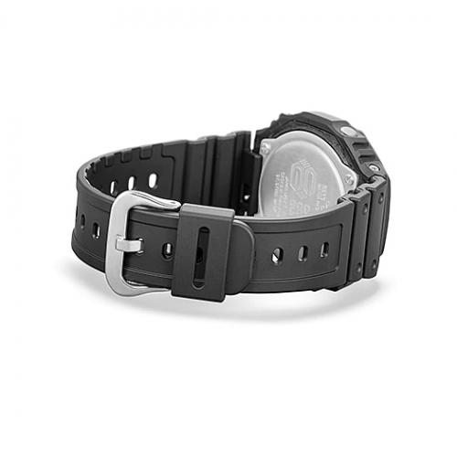 Застежка из нержавеющей стали надежно фиксирует карбоновые часы CASIO G-SHOCK GA-2100VB-1AER Virtual Blue на запястье.