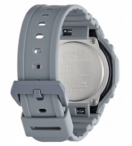 Полимерный ремешок часов G-SHOCK GA-2110ET-8AER легко устанавливается с помощью встроенного ползункового рычага.