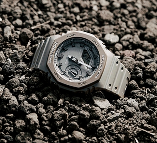 Серый окрас часов CASIO G-SHOCK GA-2110ET-8AER «Earth Color Tone» олицетворяет пляж и океан.