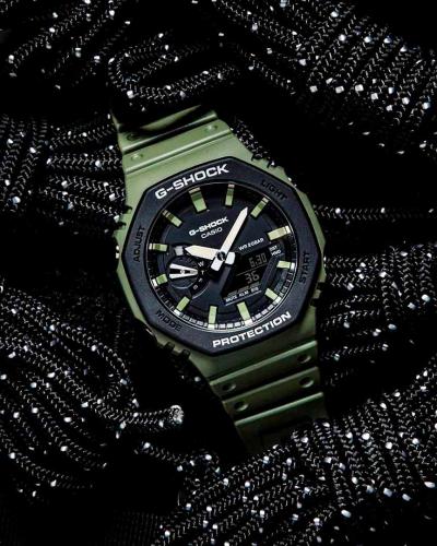 Корпус тонких часов G-SHOCK GA-2110SU-3AER из каучука, усиленного углеволокном, обеспечивает прочность и легкий вес.