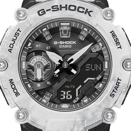 Прозрачные индексы тонких аналогово-цифровых часов GA-2200GC-7AER «Grunge Snow Camouflage» символизируют снежинку.
