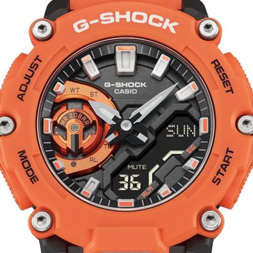 Оранжевый индикатор режимов часов CASIO G-SHOCK GA-2200M-4AER выполнен в стиле тормозного диска и заключен в кольцо.