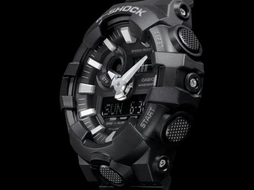 Большой корпус удачно гармонирует с крупными рифлеными кнопками часов CASIO G-SHOCK GA-700-1BER.