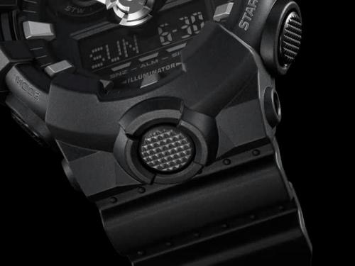 Кнопка LED-подсветки вынесена на переднюю панель корпуса часов CASIO G-SHOCK GA-700-1BER.