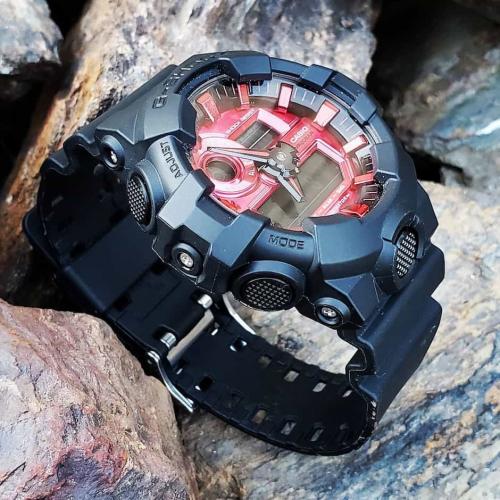 Крупные аналогово-цифровые часы CASIO G-SHOCK GA-700AR-1AER с кнопкой подсветки Super Illuminator на передней панели.