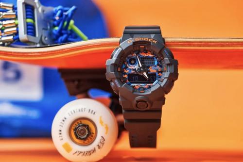 Дисплей матово-черных часов CASIO G-SHOCK GA-700SKE-7AER с металлическим цифровым камуфляжем огней города.