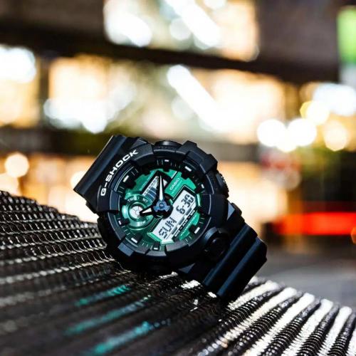 Доминирующий зеленый цвет циферблата часов G-SHOCK GA-700MG-1AER выражает военизированный стиль милитари.